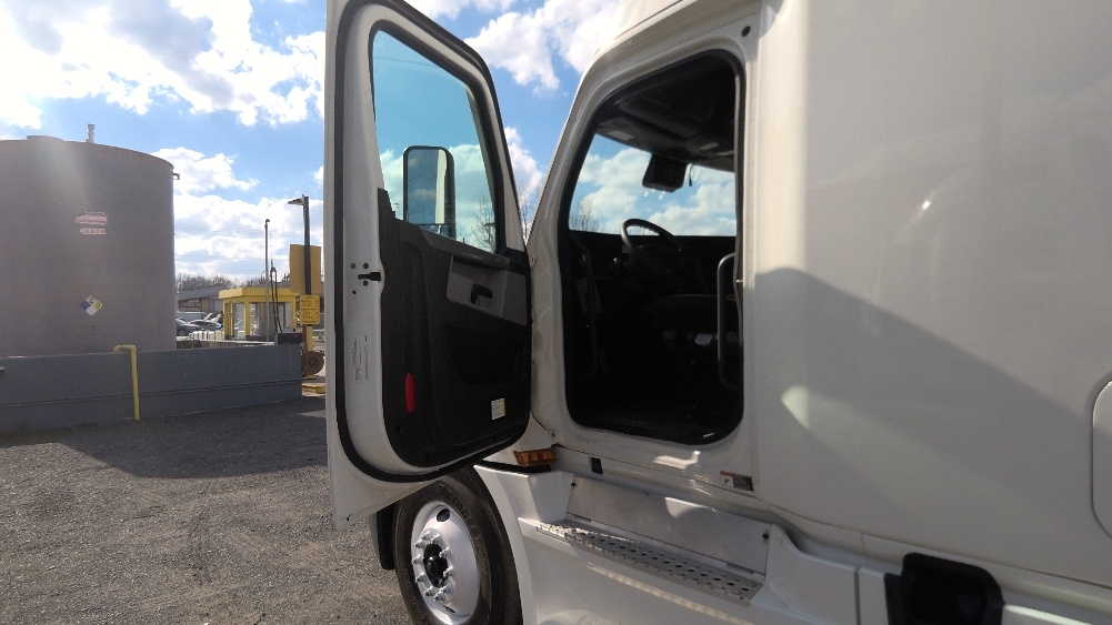 Used 2022 Freightliner Cascadia - photo 11