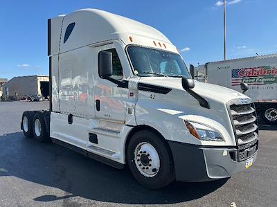 Used 2022 Freightliner Cascadia Detroit DD15AT Semi Truck with Sleeper Cab for sale #394142 - photo 1