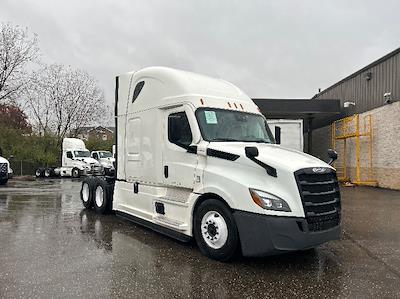 Used 2022 Freightliner Cascadia Detroit DD15AT Semi Truck with Sleeper Cab for sale #394169 - photo 1