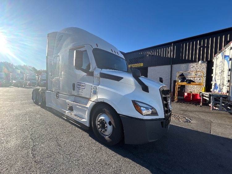 Used 2022 Freightliner Cascadia - photo 1