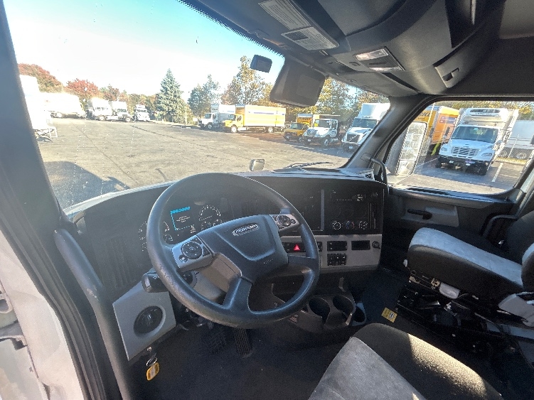 Used 2022 Freightliner Cascadia - photo 12