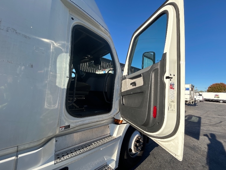 Used 2022 Freightliner Cascadia - photo 15