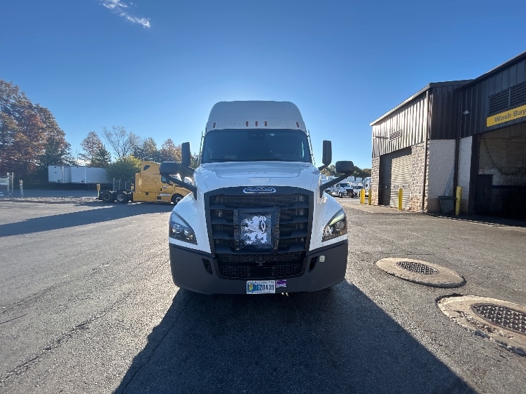 Used 2022 Freightliner Cascadia - photo 2
