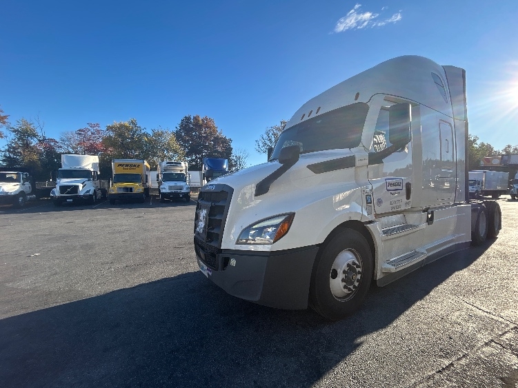 Used 2022 Freightliner Cascadia - photo 5