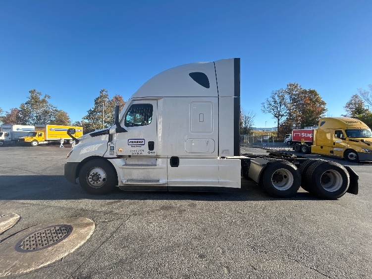 Used 2022 Freightliner Cascadia - photo 6