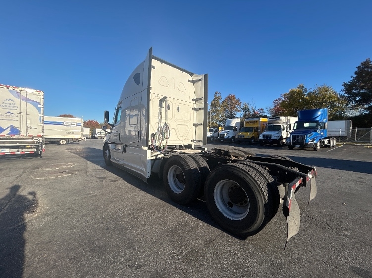 Used 2022 Freightliner Cascadia - photo 7