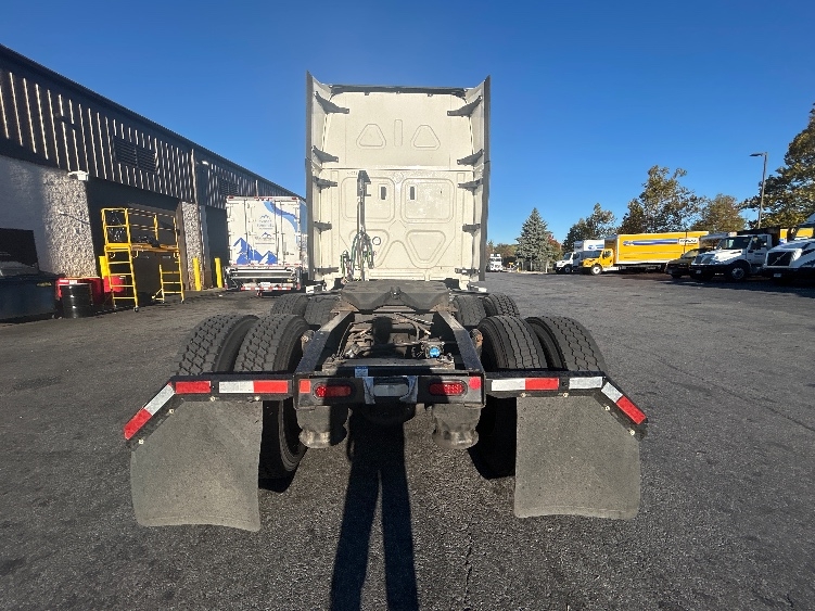 Used 2022 Freightliner Cascadia - photo 8