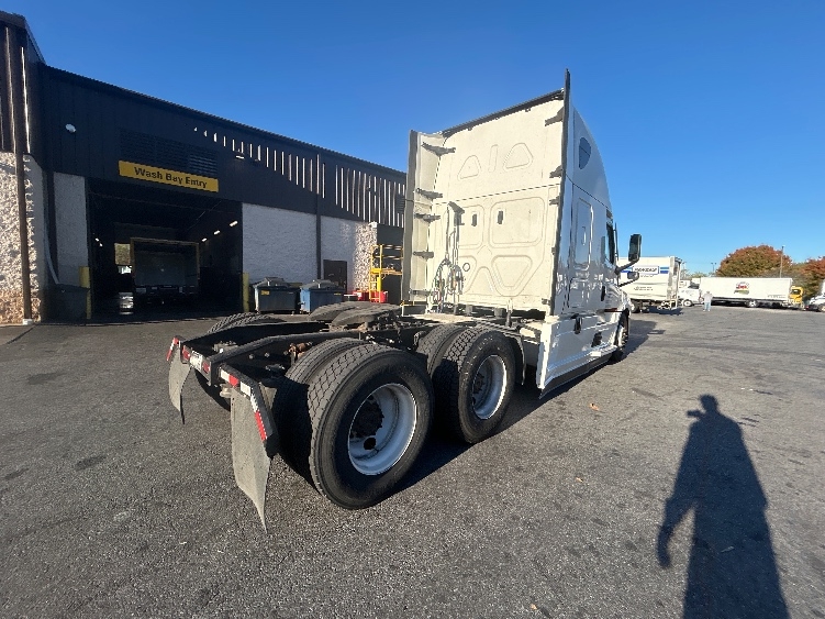 Used 2022 Freightliner Cascadia - photo 9