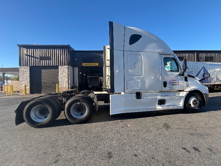 Used 2022 Freightliner Cascadia - photo 10