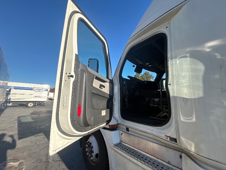 Used 2022 Freightliner Cascadia - photo 11