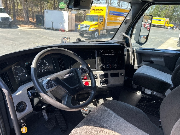 Used 2022 Freightliner Cascadia - photo 12