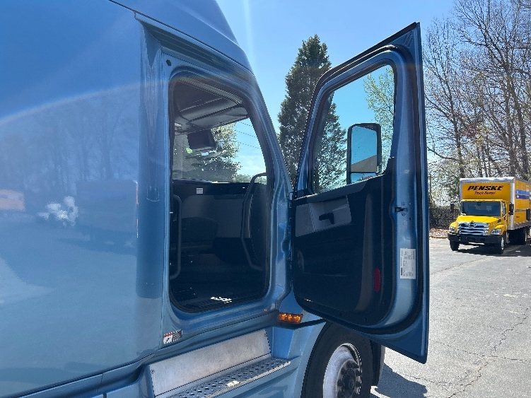 Used 2022 Freightliner Cascadia - photo 15