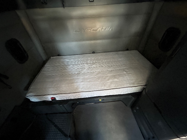 Used 2022 Freightliner Cascadia - photo 18