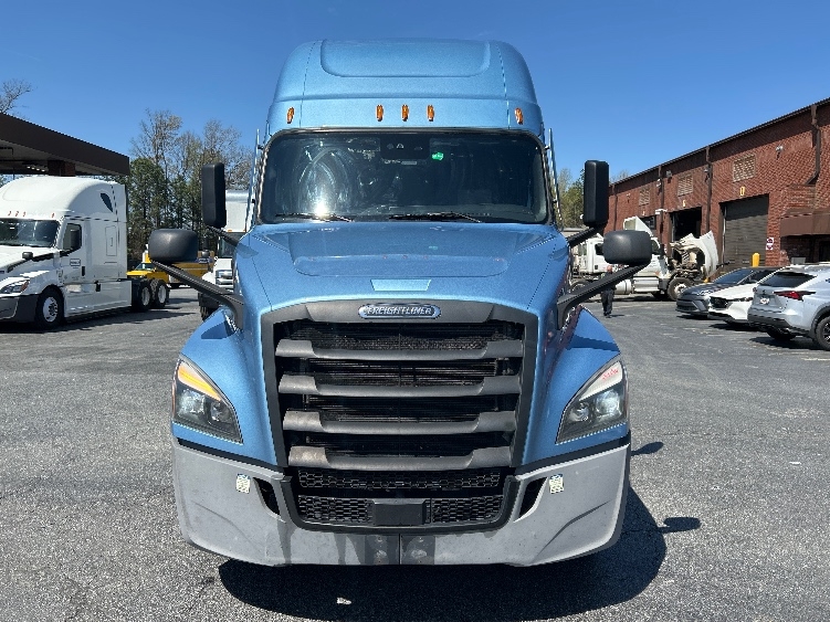 Used 2022 Freightliner Cascadia - photo 2