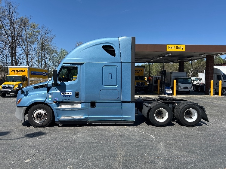 Used 2022 Freightliner Cascadia - photo 6