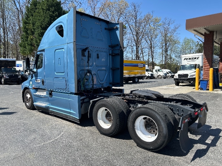 Used 2022 Freightliner Cascadia - photo 7