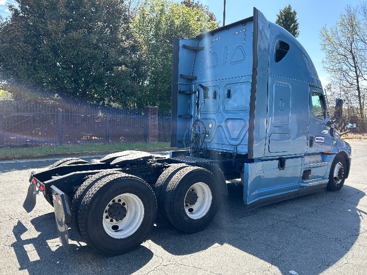 Used 2022 Freightliner Cascadia - photo 9