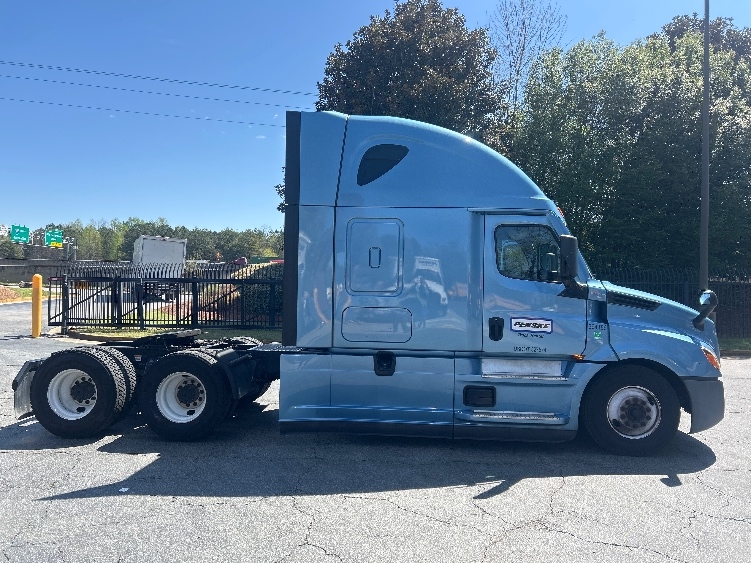Used 2022 Freightliner Cascadia - photo 10