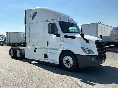 Used 2022 Freightliner Cascadia Detroit DD15AT Semi Truck with Sleeper Cab for sale #394192 - photo 1