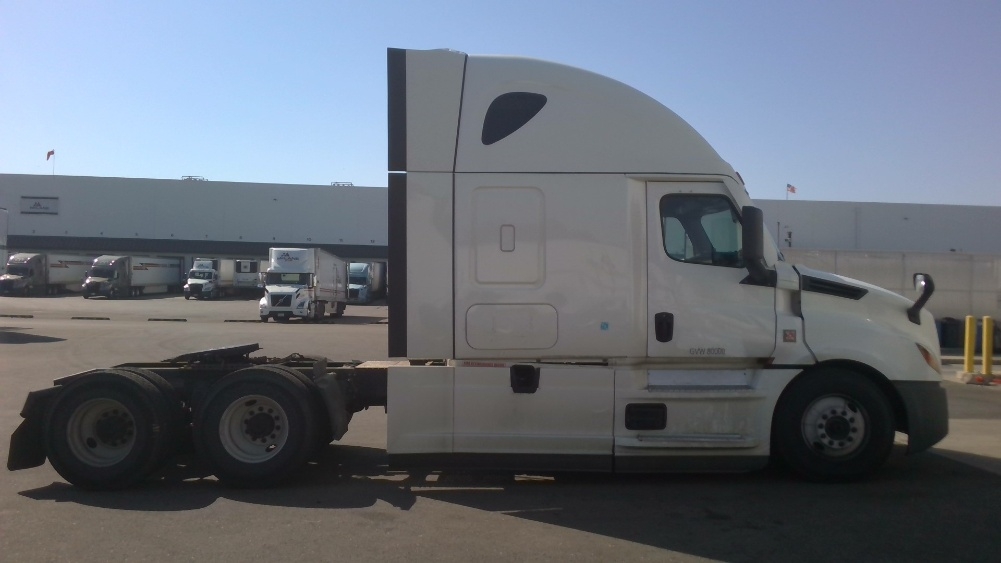 Used 2022 Freightliner Cascadia - photo 9