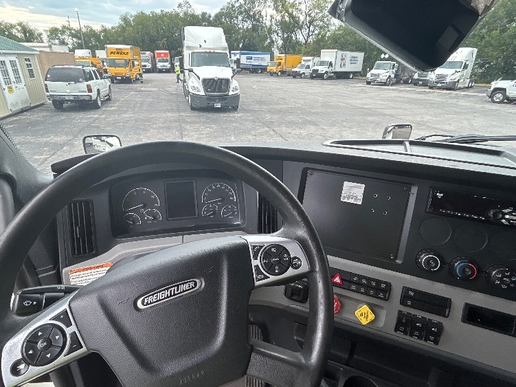 Used 2022 Freightliner Cascadia - photo 13