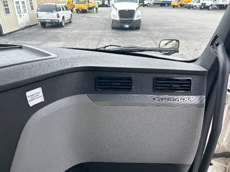 Used 2022 Freightliner Cascadia - photo 16