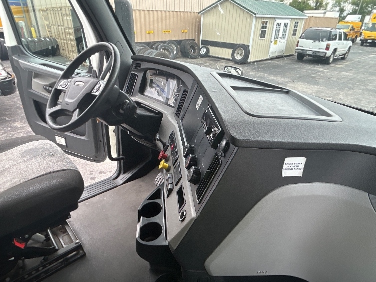 Used 2022 Freightliner Cascadia - photo 17