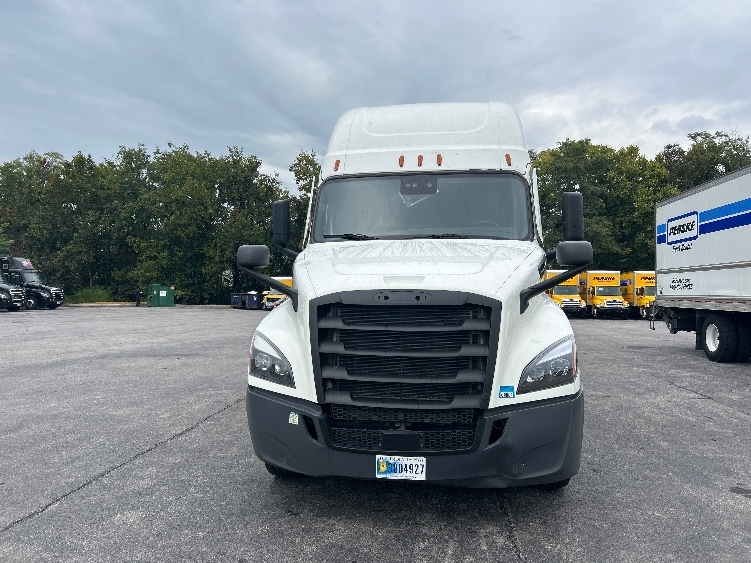 Used 2022 Freightliner Cascadia - photo 2