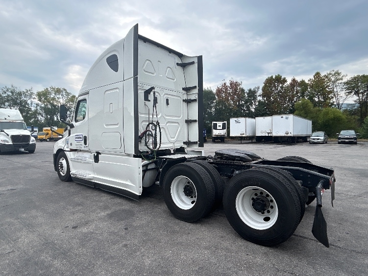 Used 2022 Freightliner Cascadia - photo 7