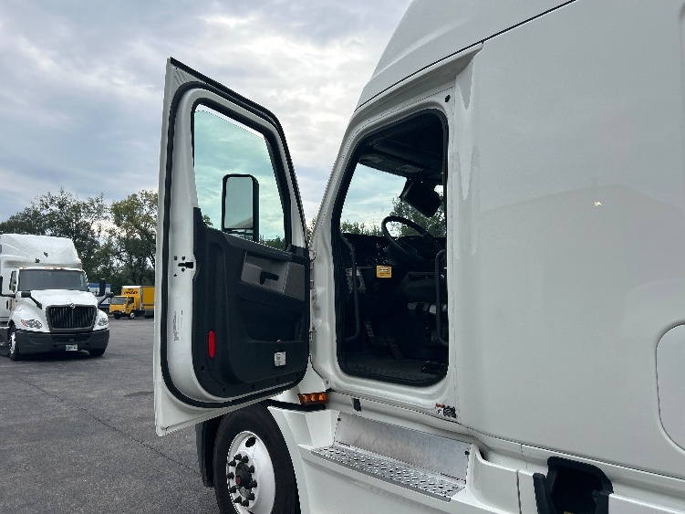 Used 2022 Freightliner Cascadia - photo 11