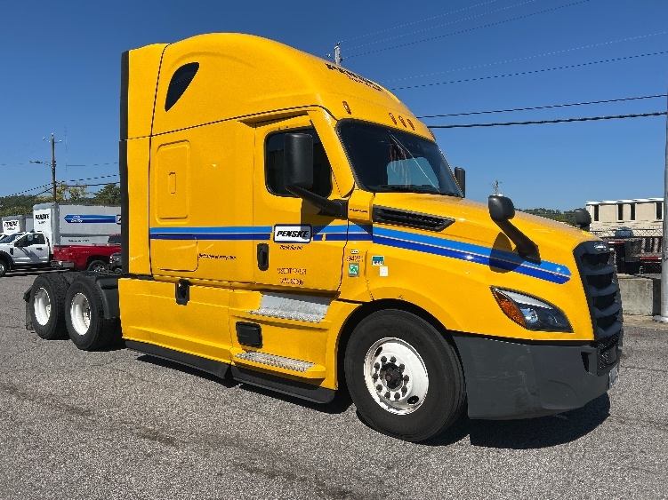 Used 2022 Freightliner Cascadia - photo 1