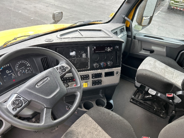 Used 2022 Freightliner Cascadia - photo 12