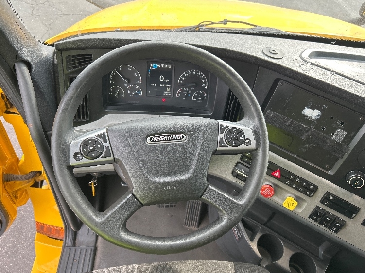 Used 2022 Freightliner Cascadia - photo 13