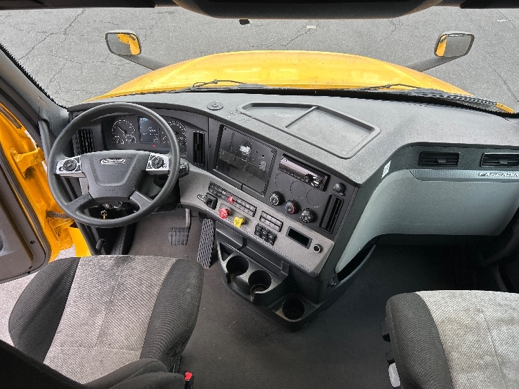 Used 2022 Freightliner Cascadia - photo 14