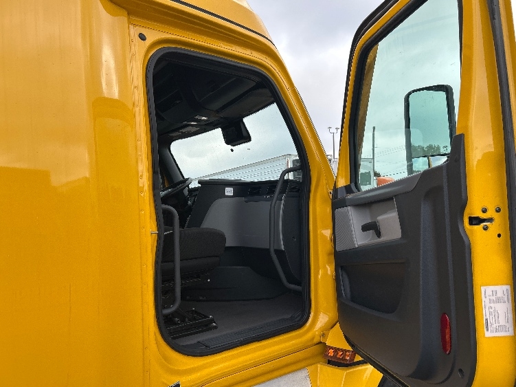 Used 2022 Freightliner Cascadia - photo 15