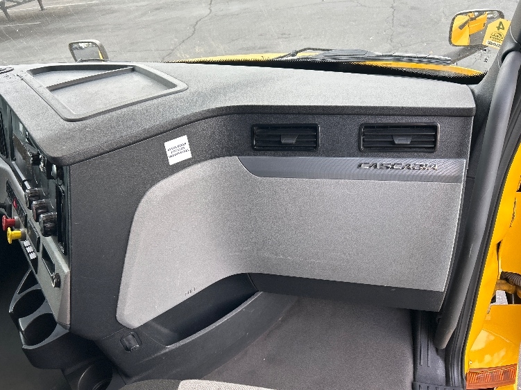 Used 2022 Freightliner Cascadia - photo 16