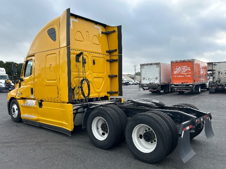 Used 2022 Freightliner Cascadia - photo 7
