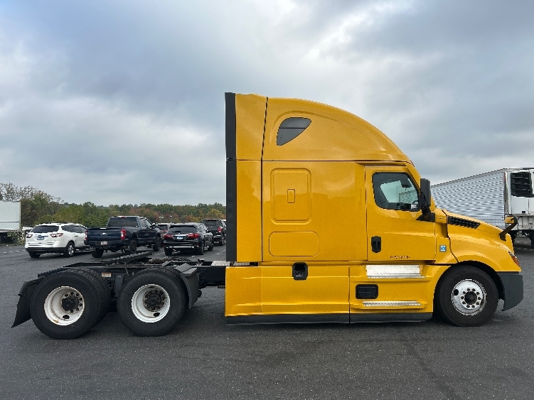 Used 2022 Freightliner Cascadia - photo 10