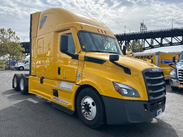 Used 2022 Freightliner Cascadia - photo 1