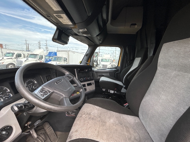 Used 2022 Freightliner Cascadia - photo 12