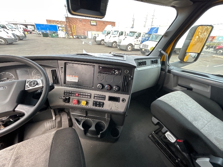 Used 2022 Freightliner Cascadia - photo 14