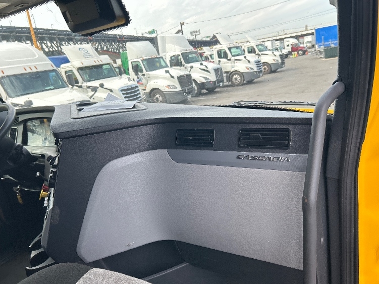 Used 2022 Freightliner Cascadia - photo 16