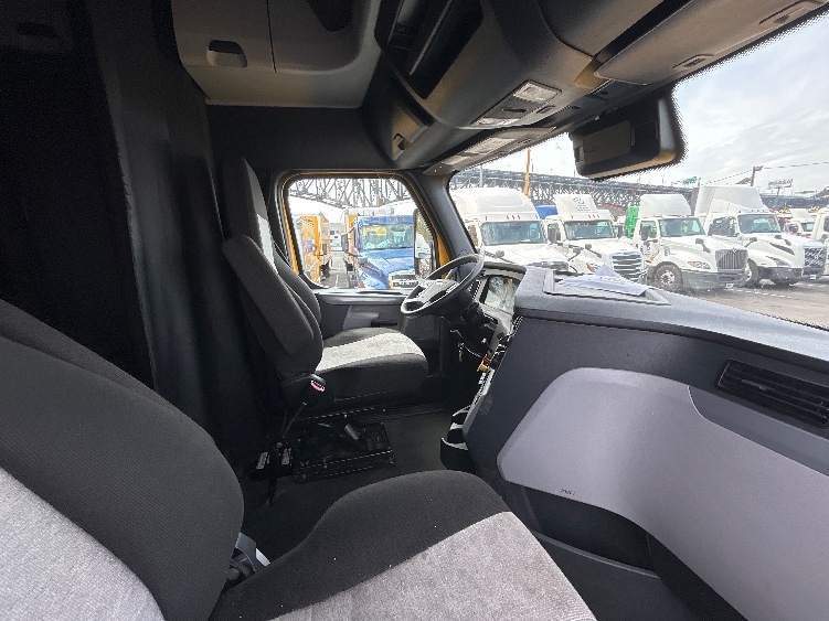 Used 2022 Freightliner Cascadia - photo 17