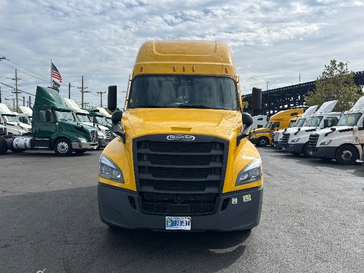 Used 2022 Freightliner Cascadia - photo 2
