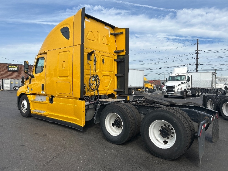 Used 2022 Freightliner Cascadia - photo 7