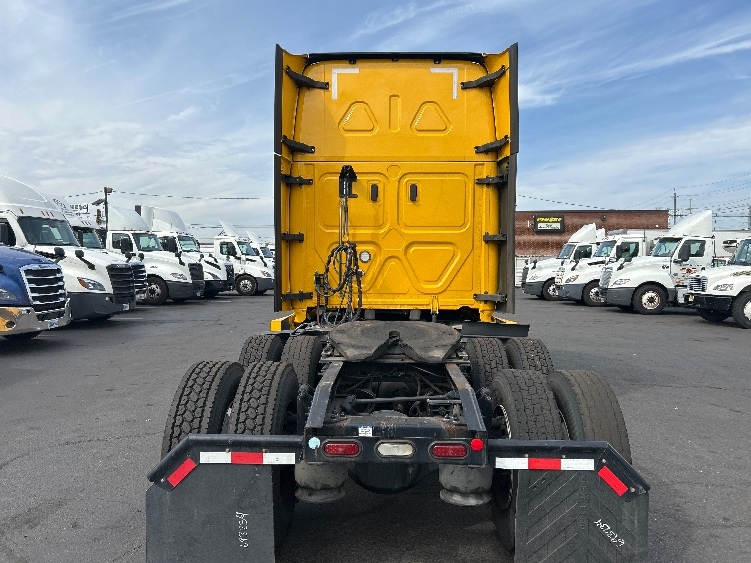 Used 2022 Freightliner Cascadia - photo 8