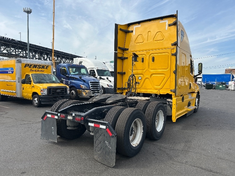 Used 2022 Freightliner Cascadia - photo 9