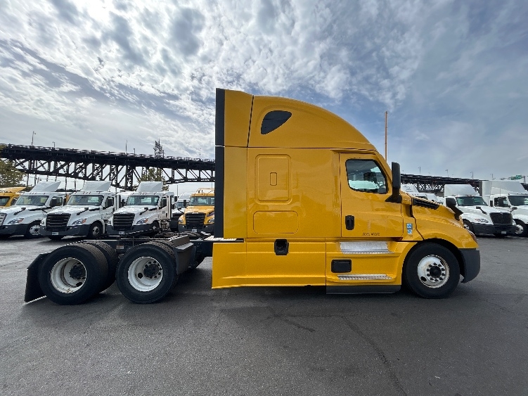 Used 2022 Freightliner Cascadia - photo 10