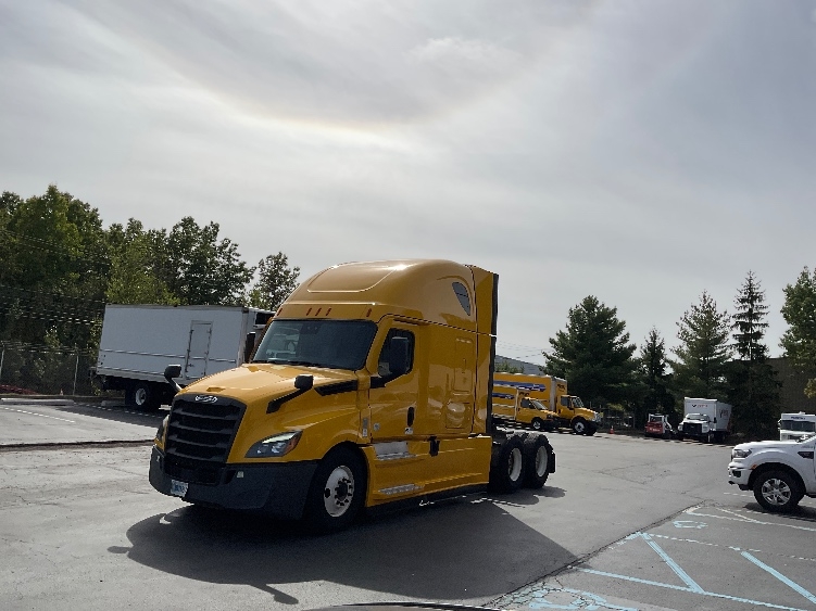 Used 2022 Freightliner Cascadia - photo 5