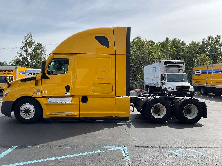 Used 2022 Freightliner Cascadia - photo 6